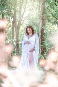 Silhouette maternity photo – dramatic light