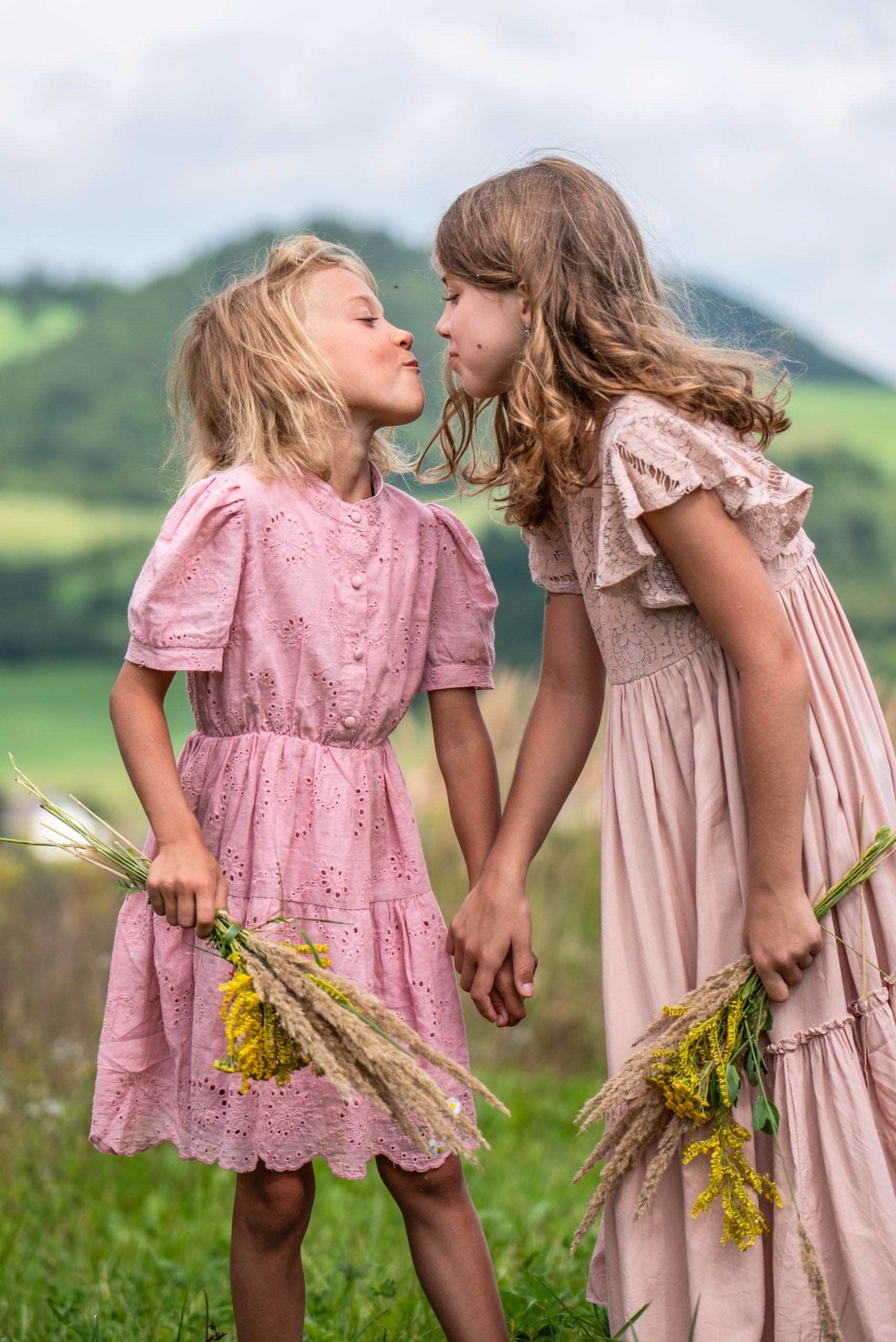 Siblings hugging – authentic family photography